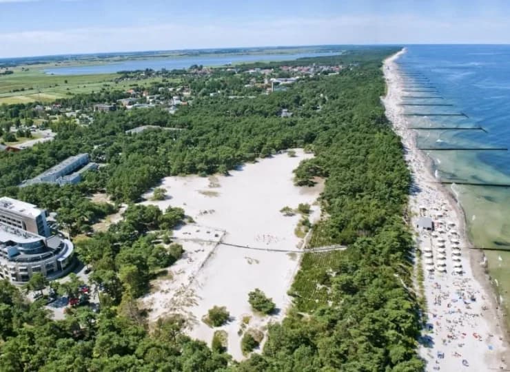 Tutejsze krajobrazy cieszą oko, a spokojna okolica sprzyja wypoczynkowi