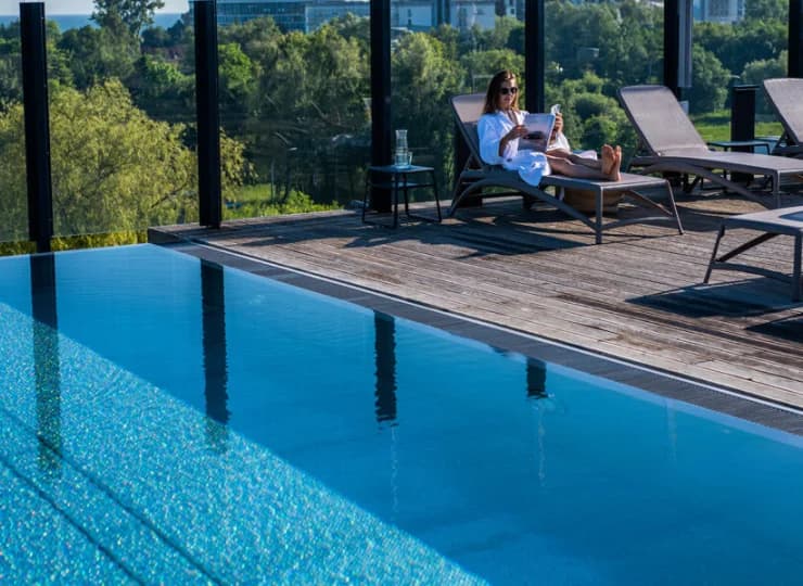 Latem hotel dysponuje zewnętrznym basenem na dachu