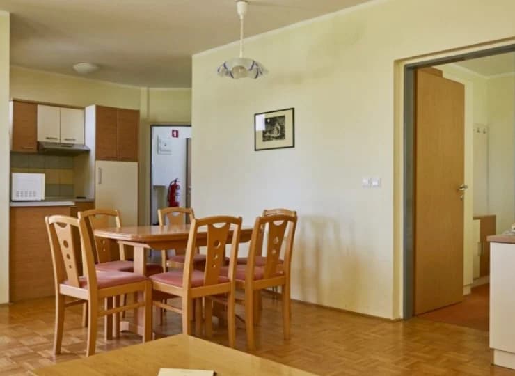 Pokoje w strefie apartamentowej mają dodatkowo aneks kuchenny