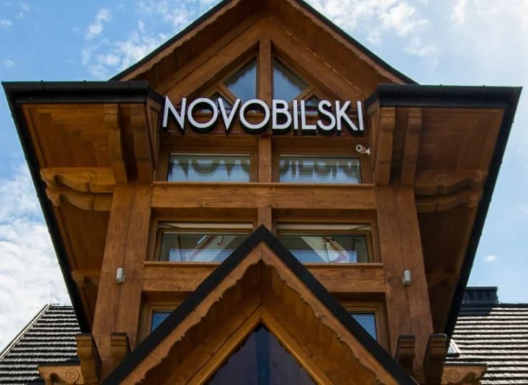 Pensjonat jest doskonale położony w samym centrum Białki, tylko 50 m od Termy