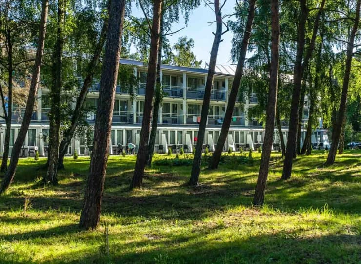 Sosnowy las porastający okolicę tworzy znakomite warunki do relaksu