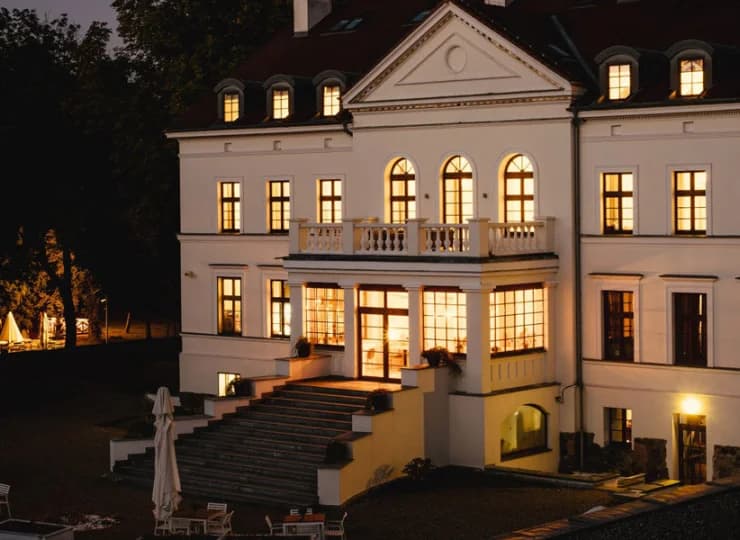 Sercem kompleksu wciąż jest zabytkowy pałac