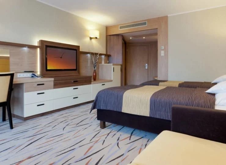 Pokój 4**** posiada TV, WiFi, telefon, radio, sejf, lodówkę i klimatyzację