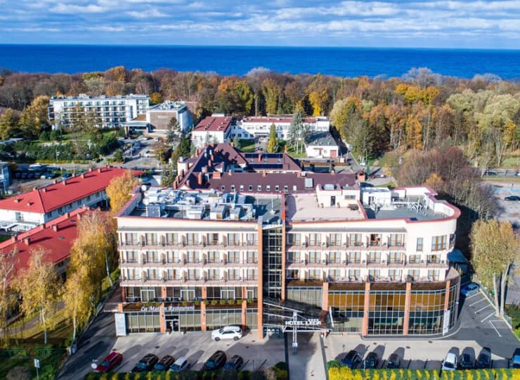 Hotel Leda znajduje się zaledwie 200 m od piaszczystej plaży
