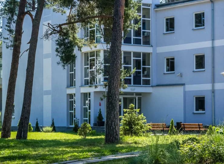 Na terenie kompleksu są też boiska, korty tenisowe, miejsce na ognisko i inne
