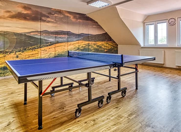 Jest także stół do ping ponga