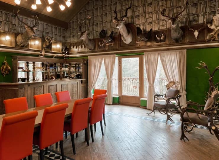 Hotel wyróżnia elegancka sala myśliwska