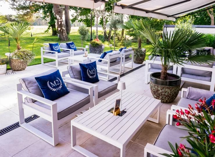 Latem wspaniałym miejscem wypoczynku jest taras restauracji i baru
