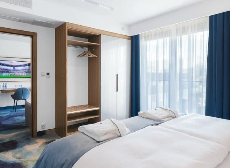 Pokoje są wyposażone w telewizor z płaskim ekranem, WiFi, minibar i sejf