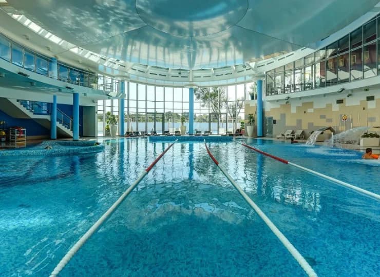 Basen w hotelu dysponuje torami sportowymi oraz atrakcjami wodnymi