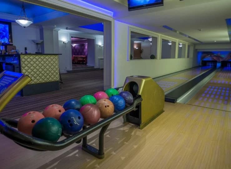 Niewątpliwą rozrywką jest pełnowymiarowy tor bowlingowy