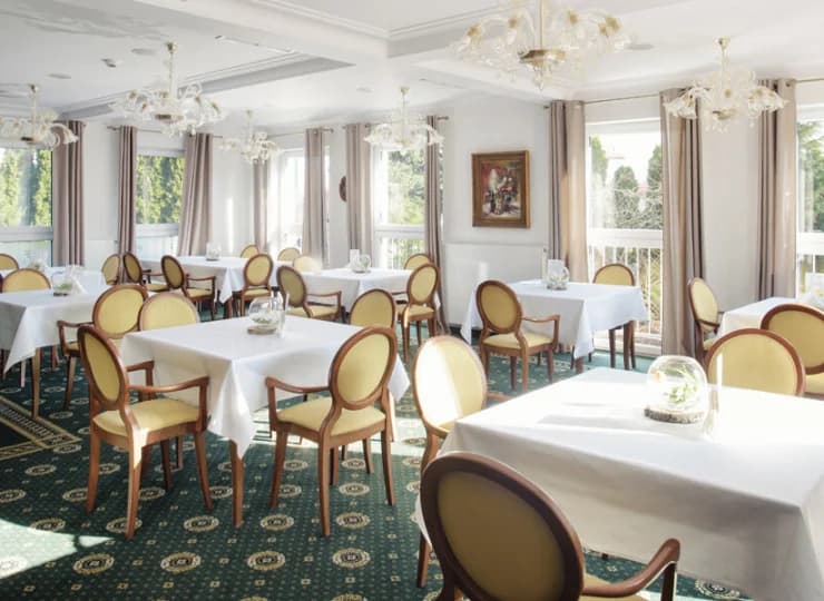 Sala restauracyjna jest przestronna i elegancka