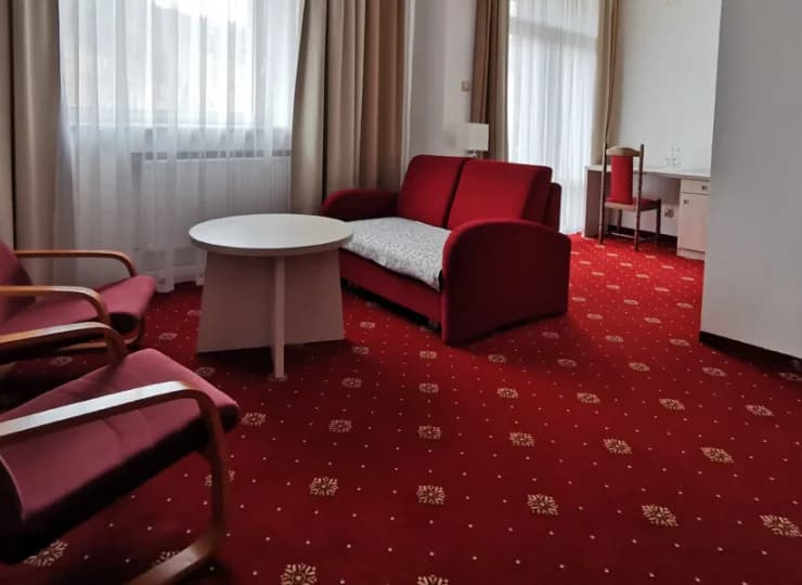 Apartamenty i studia dodatkowo wyposażono w kanapy oraz lodówki