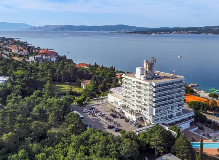 Hotel Omorika dominuje nad zatoką Omorika