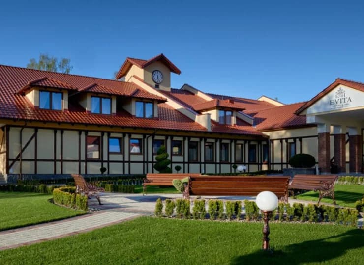 Hotel jest położony w spokojnej okolicy sprzyjającej wypoczynkowi