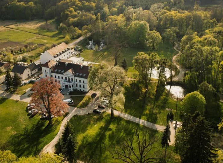 Hanza Pałac & SPA jest luksusowym hotelem położonym w pięknym parku