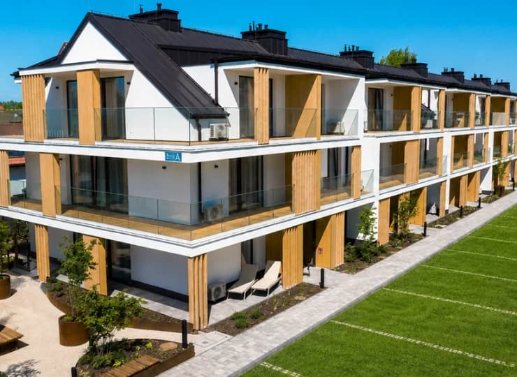 Apartamenty mieszczą się na parterze oraz pierwszym i drugim piętrze