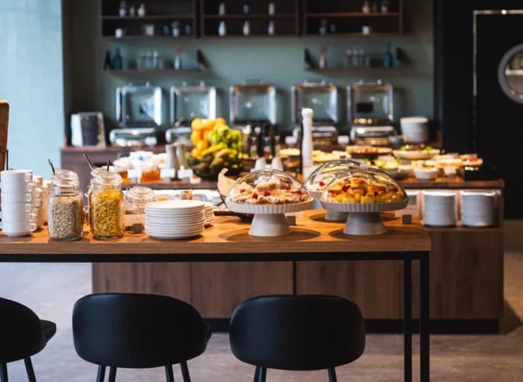 W hotelu znajduje się nowoczesna restauracja z drink barem