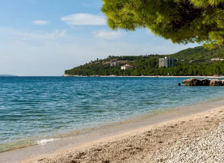 Plaża rozpościera się tuż przy hotelu