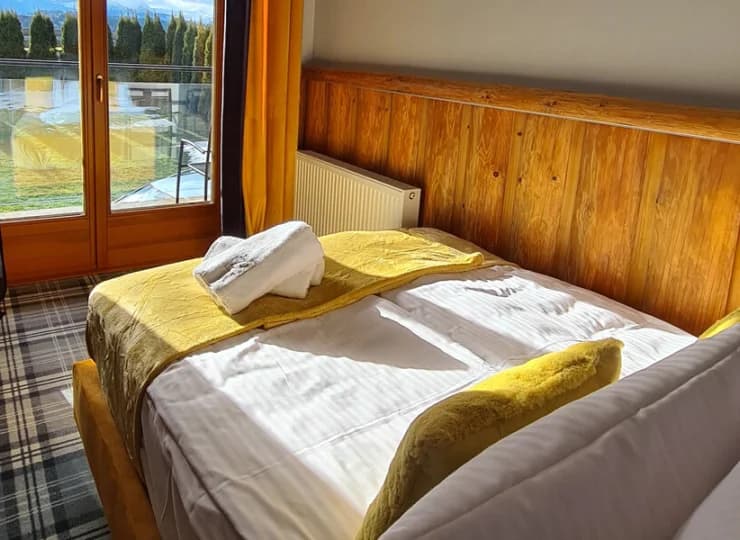 Pokój superior ma balkon z przyjemnym widokiem