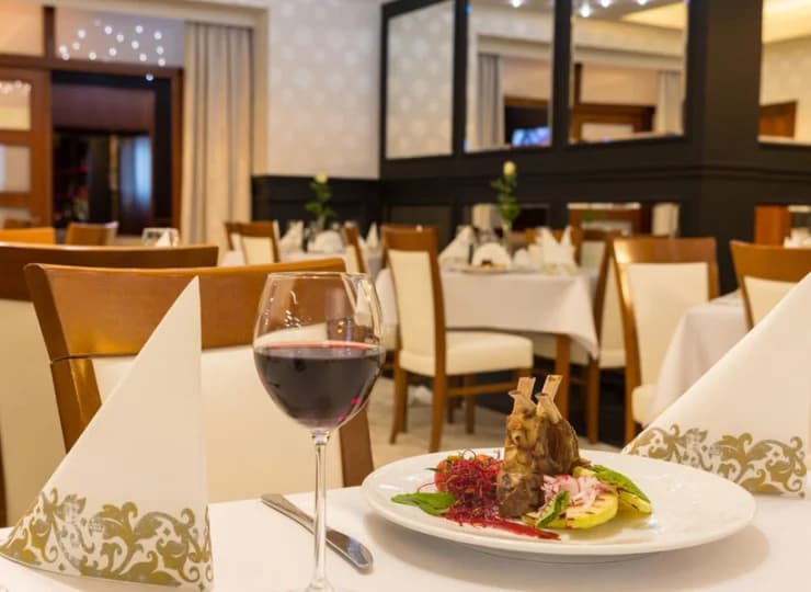 W hotelowej restauracji są serwowane dania kuchni polskiej