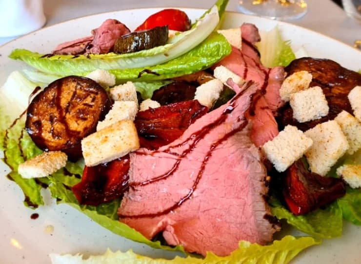 W restauracji można skosztować dań kuchni polskiej i śródziemnomorskiej