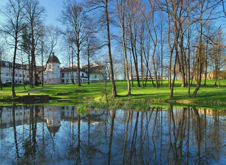 Dwór Kombornia jest położony w zabytkowym 2 ha parku, teren hotelowy to 10 ha