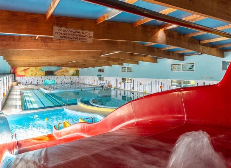 W Aquaparku: basen sportowy, rekreacyjne, rwąca rzeka, brodzik oraz zjeżdżalnie