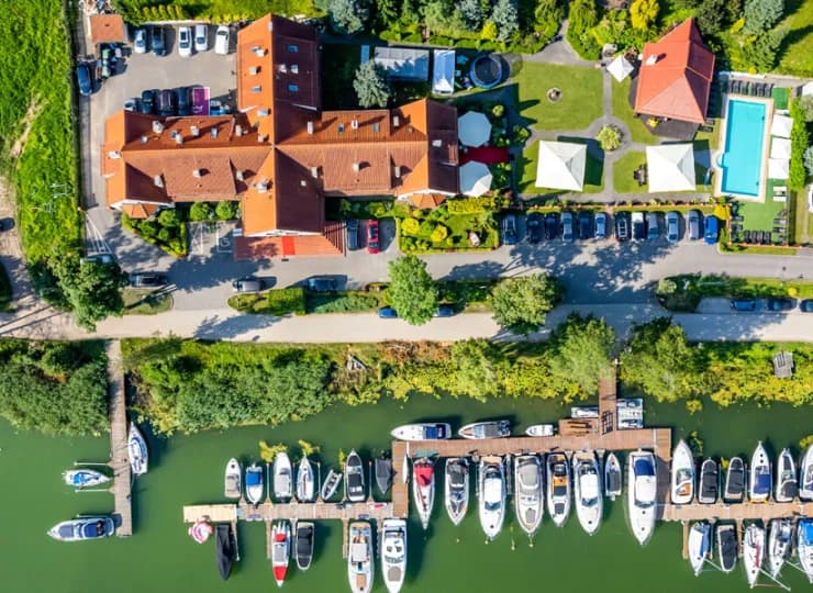 Hotel Amax *** jest położony nad samym brzegiem Jeziora Mikołajskiego