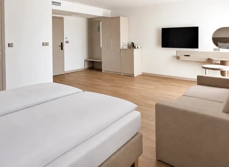 Pokój 2+2 Lux ma podwójne łóżko i dodatkowo rozkładaną sofę