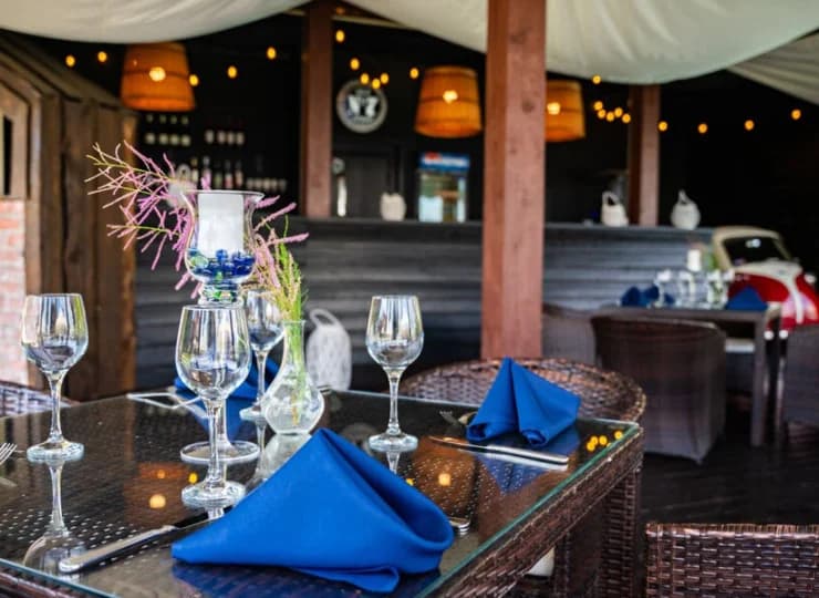 Hotel posiada też klimatyczny zewnętrzny drink bar