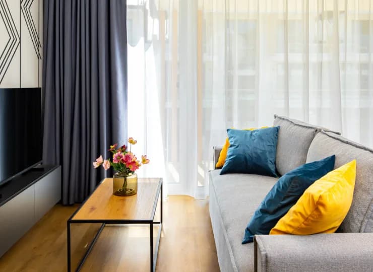 Zamieszkasz tu w wygodnym i klimatyzowanym apartamencie z pokojem dziennym