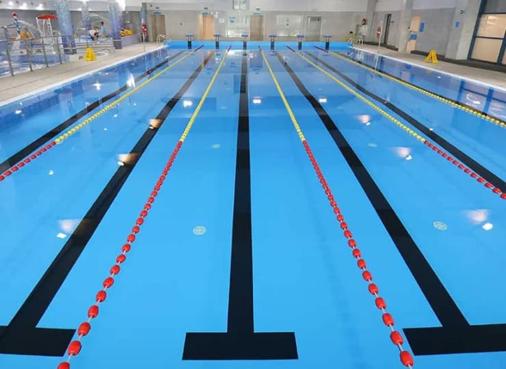 Do dyspozycji jest basen sportowy, rekreacyjny, jacuzzi, strefa saun