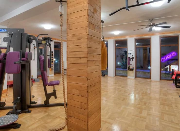 Przygotowano w niej sprzęt do ćwiczeń fitness oraz siłowych