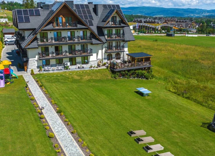 Na terenie hotelu mieści się przyjemny teren rekreacyjny