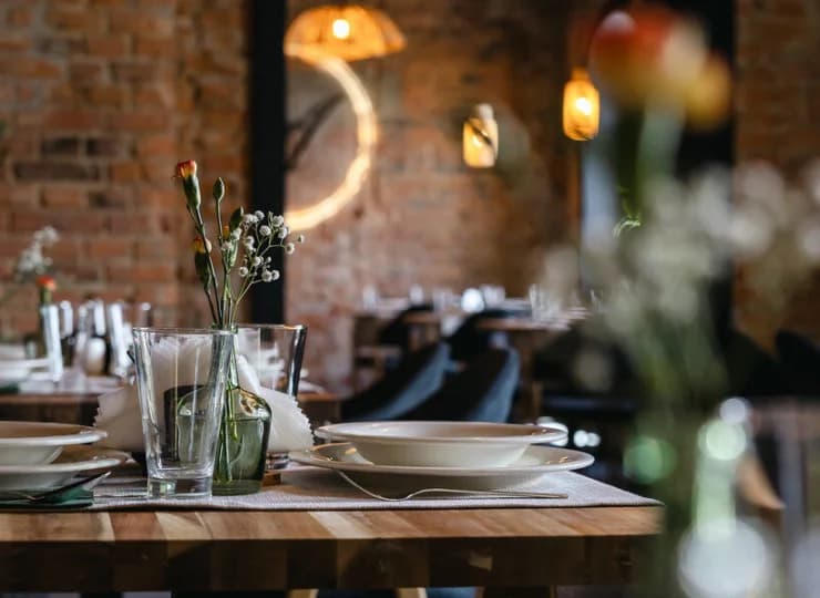 Wnętrza restauracji są stylowe i eleganckie