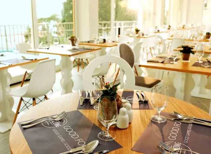 W hotelu mieści się restauracja śniadaniowa ze śniadaniem w formie bufetu