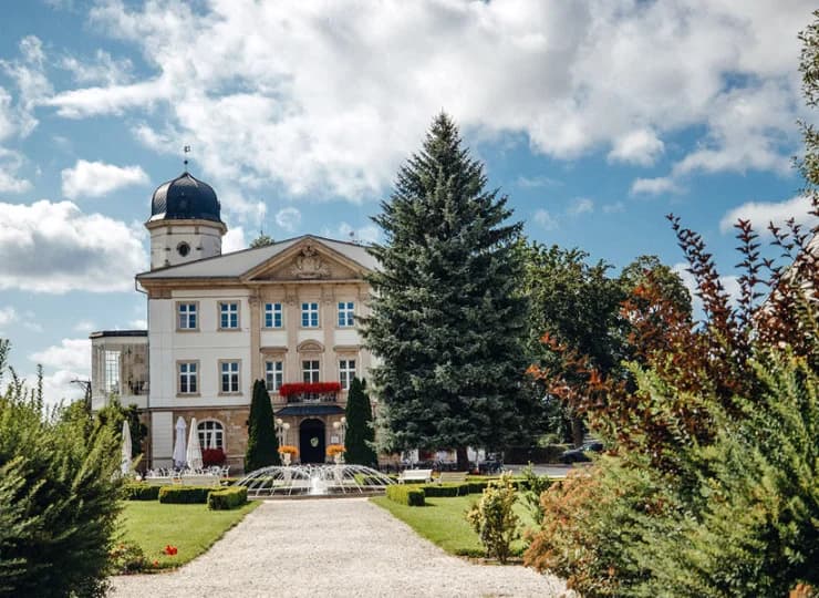 XVIII-wieczny, reprezentacyjny pałac jest otoczony zadbanym parkiem
