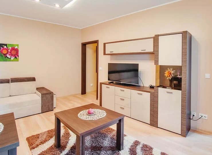 Część dzielna apartamentu zawiera kąciki telewizyjny i jadalny