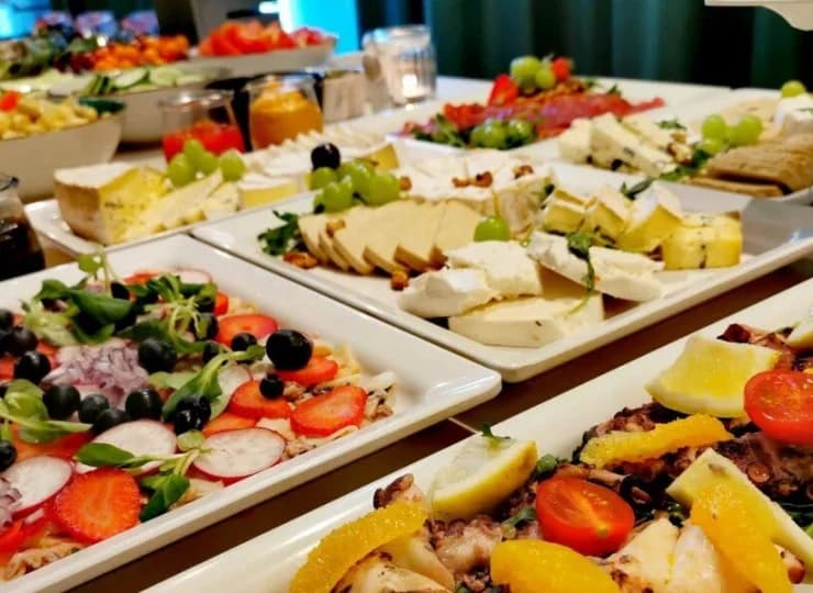 Codziennie są podawane smaczne śniadania w formie bufetu i obiadokolacje