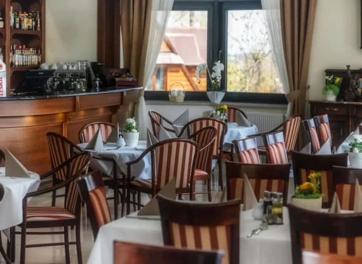 W hotelu mieszczą się dwa drink bary - jeden znajduje się w głównej restauracji