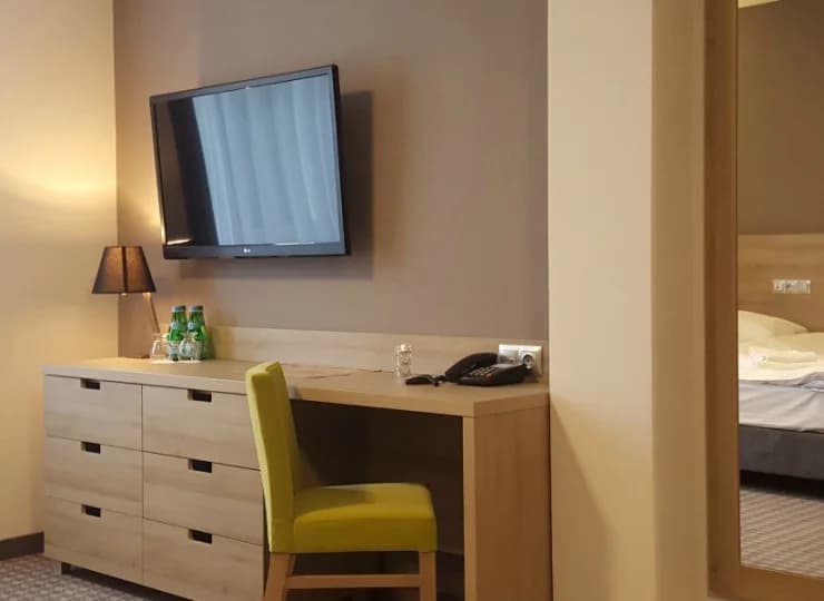 W wyposażeniu znajduje się płaski telewizor oraz dostęp do internetu