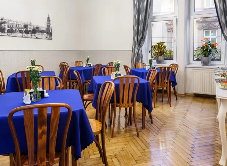 W obiekcie znajduje się przyjemna sala śniadaniowa