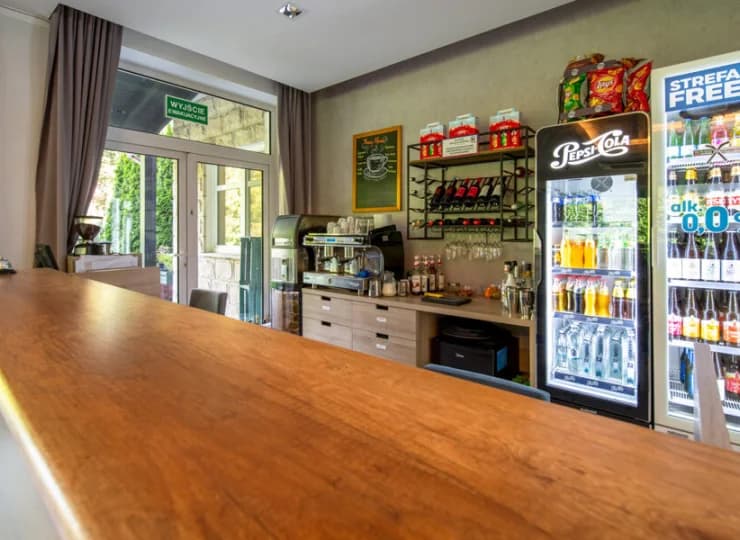 W hotelu jest mały drink bar