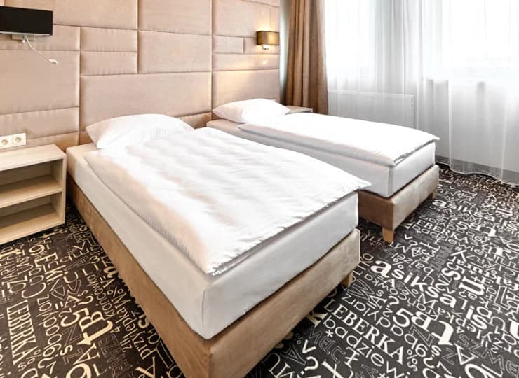 Na 7 piętrach nowoczesnego hotelu znajduje się ponad sto dwuosobowych pokoi
