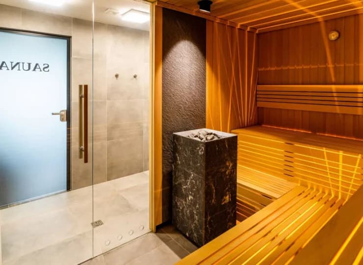 Strefa wellness & SPA oferuje saunę, jacuzzi, gabinet masażu