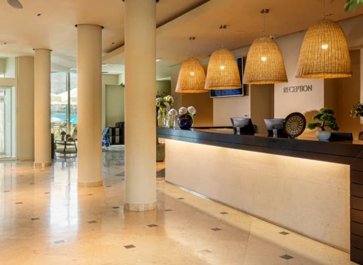 Morze widać nawet z hotelowego lobby