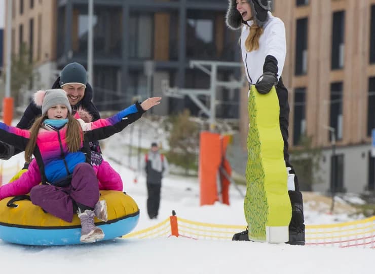 Jazdę na nartach urozmaicają koła snowtubing