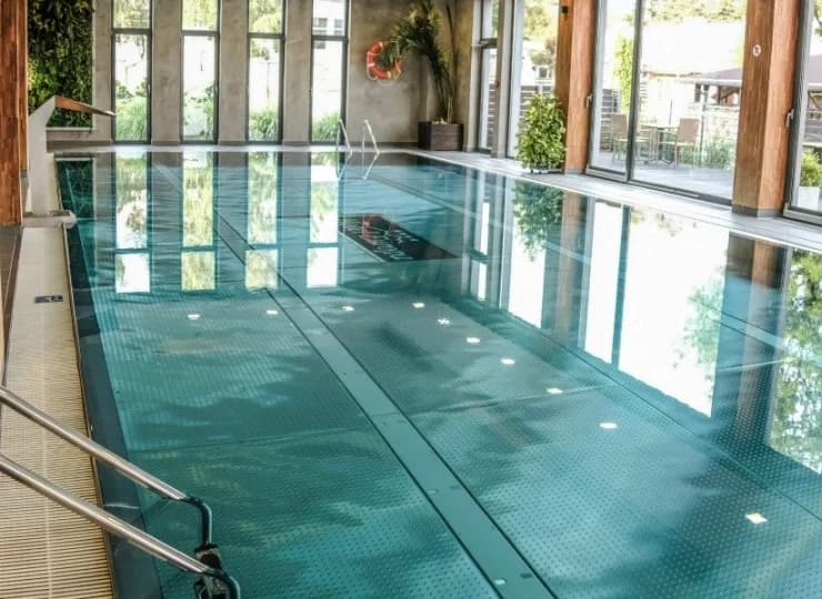 Strefa Relaksu obejmuje basen, brodzik dla dzieci, jacuzzi i kompleks saun