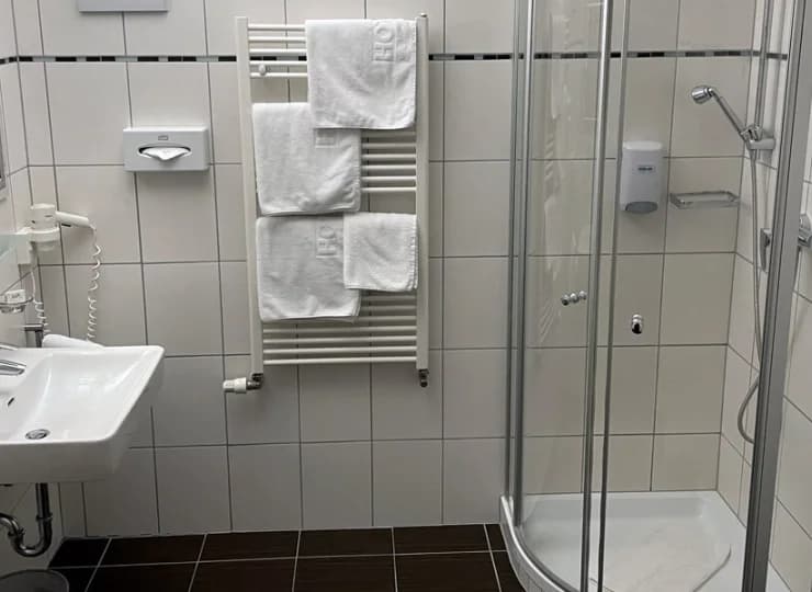 W łazience jest prysznic lub wanna